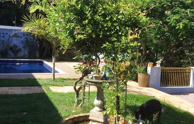 Imagem: A casa possui 5 Dormitórios, 2 Suítes, 4 Banheiros, 6 Vagas