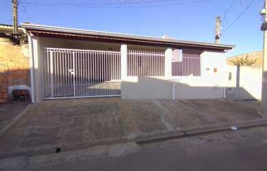 Imagem: A casa possui 2 Dormitórios, 1 Banheiro, 2 Vagas na garagem