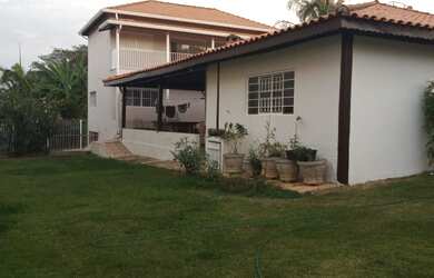 Imagem: A chácara possui 2 Dormitórios, 2 Suítes, 3 Banheiros, 2