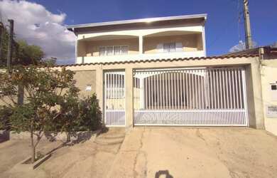 Imagem: A casa possui 3 Dormitórios, 2 Banheiros, 3 Vagas na garagem