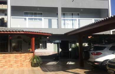 Imagem: A casa possui 4 Dormitórios, 1 Suíte, 3 Banheiros, 5 Vagas