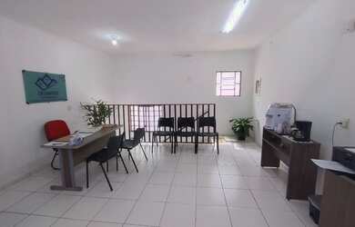 Imagem: A loja possui 2 Dormitórios, 1 Banheiro, 1 Vaga na garagem