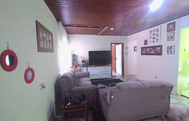 Imagem: A casa possui 2 Dormitórios, 1 Banheiro, 2 Vagas na garagem