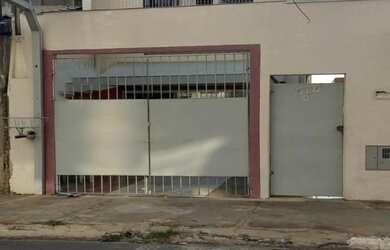 Imagem: A casa possui 3 Dormitórios, 2 Banheiros, 1 Vaga na garagem