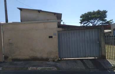 Imagem: A casa à venda possui 2 Dormitórios, 1 Banheiro, 2 Vagas na