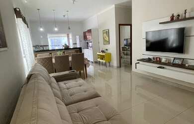 Imagem: A casa possui 3 Dormitórios, 1 Suíte, 3 Banheiros, 4 Vagas