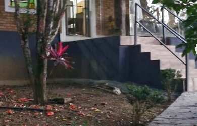 Imagem: A chácara possui 3 Dormitórios, 1 Banheiro, 1 Vaga na garagem