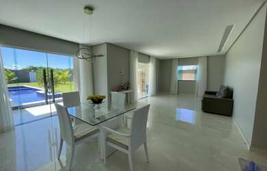 Imagem: A casa em condomínio possui 3 Dormitórios, 3 Suítes, 4 Banheiros