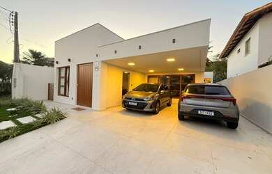 Imagem: A casa possui 4 Dormitórios, 4 Suítes, 2 Vagas na garagem