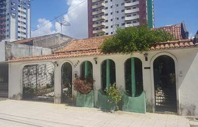 Imagem: A casa possui 6 Dormitórios, 5 Suítes, 7 Banheiros, 4 Vagas