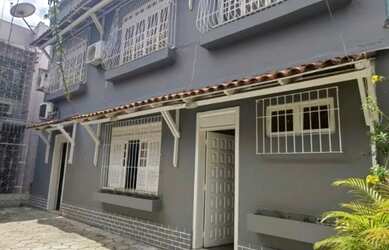 Imagem: A casa possui 3 Dormitórios, 1 Suíte, 4 Banheiros, 2 Vagas