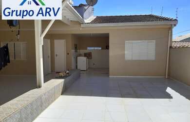 Imagem: A casa possui 4 Dormitórios, 1 Suíte, 2 Banheiros, 6 Vagas