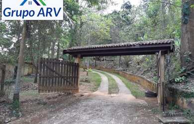 Imagem: A fazenda possui 6 Dormitórios, 5 Suítes, 2 Banheiros e 10