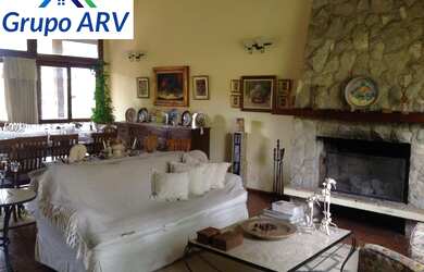 Imagem: A casa possui 4 Dormitórios, 2 Suítes, 10 Vagas na garagem