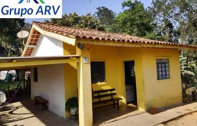 Imagem: A chácara possui 1 Dormitório, 1 Banheiro, 5 Vagas na garagem