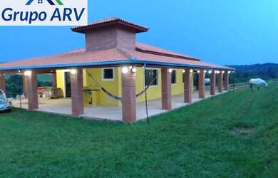 Imagem: A chácara possui 3 Dormitórios, 1 Suíte, 2 Banheiros, 10