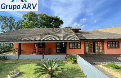 Imagem: A chácara possui 3 Dormitórios, 1 Suíte, 2 Banheiros, 5 Vagas