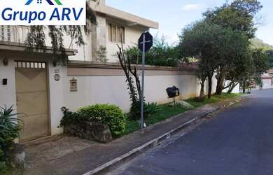 Imagem: A casa possui 5 Dormitórios, 4 Banheiros e 3 Vagas na garagem