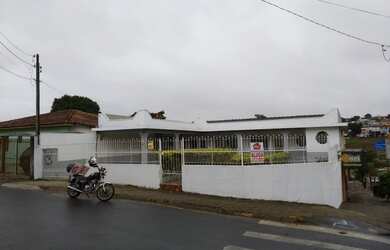 Imagem: A casa possui 2 Dormitórios, 1 Suíte, 2 Banheiros, 2 Vagas