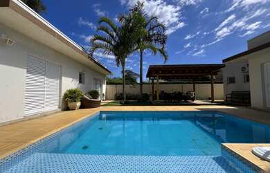 Imagem: A casa em condomínio possui 3 Dormitórios, 3 Suítes, 5 Banheiros