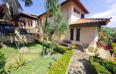 Imagem: A casa em condomínio possui 4 Dormitórios, 4 Suítes, 8 Banheiros