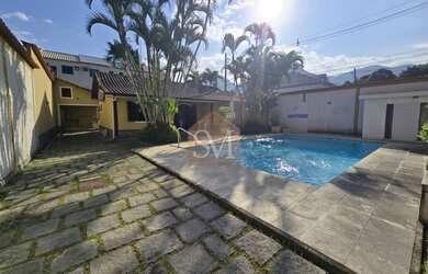 Imagem: A casa possui 7 Dormitórios, 4 Suítes, 7 Banheiros, 4 Vagas