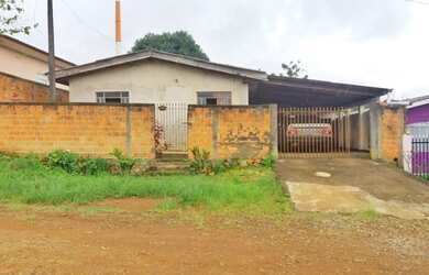 Imagem: A casa possui 3 Dormitórios, 1 Banheiro, 1 Vaga na garagem