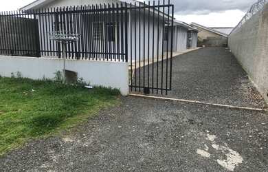 Imagem: A casa possui 2 Dormitórios, 1 Banheiro, 1 Vaga na garagem