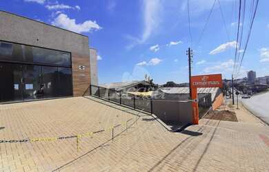 Imagem: A sala comercial possui 2 Banheiros, 200m² de Área e está