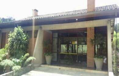 Imagem: A casa possui 4 Dormitórios, 2 Suítes, 3 Banheiros, 10 Vagas