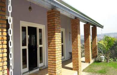 Imagem: A fazenda possui 4 Dormitórios, 2 Suítes, 3 Banheiros, 5 Vagas