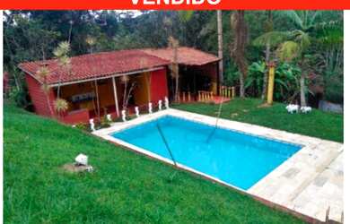 Imagem: A chácara possui 3 Dormitórios, 2 Banheiros, 3 Vagas na garagem