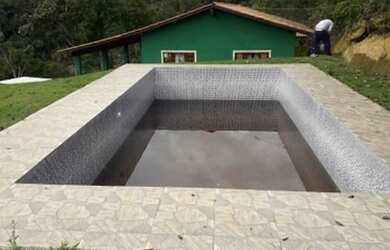 Imagem: A chácara possui 2 Dormitórios, 1 Banheiro, 5 Vagas na garagem