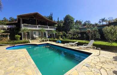 Imagem: A chácara possui 2 Dormitórios, 1 Suíte, 1 Banheiro, 5 Vagas