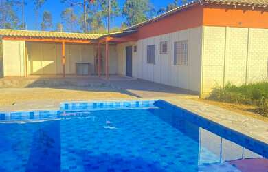 Imagem: A chácara possui 3 Dormitórios, 1 Suíte, 2 Banheiros, 1.000m²