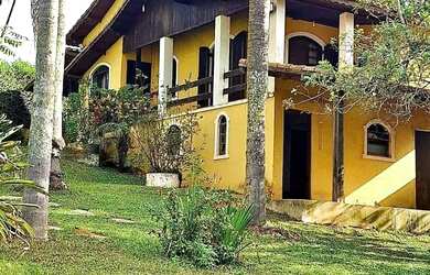 Imagem: A chácara possui 4 Dormitórios, 2 Banheiros, 10 Vagas na garagem