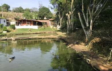 Imagem: A chácara possui 2 Dormitórios, 1 Suíte, 1 Banheiro, 5 Vagas