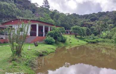 Imagem: A chácara possui 5 Dormitórios, 2 Banheiros, 2 Vagas na garagem