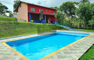 Imagem: A chácara possui 3 Dormitórios, 2 Banheiros, 6 Vagas na garagem