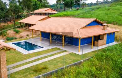 Imagem: A chácara possui 3 Dormitórios, 1 Suíte, 2 Banheiros, 5 Vagas