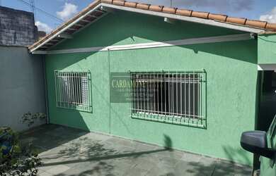 Imagem: A casa possui 3 Dormitórios, 4 Vagas na garagem, 250m² de