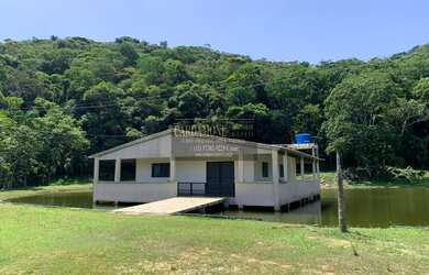 Imagem: A fazenda possui 4 Dormitórios, 2 Suítes, 20 Vagas na garagem