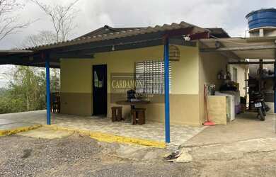 Imagem: A chácara possui 3 Dormitórios, 2 Banheiros, 5 Vagas na garagem