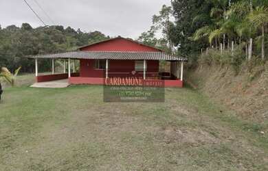 Imagem: A chácara possui 3 Dormitórios, 1 Suíte, 2 Banheiros, 10