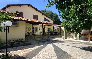 Imagem: A casa possui 5 Dormitórios, 3 Suítes, 7 Banheiros, 8 Vagas