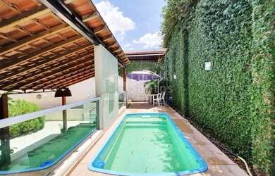 Imagem: A casa possui 3 Dormitórios, 2 Suítes, 3 Banheiros, 3 Vagas