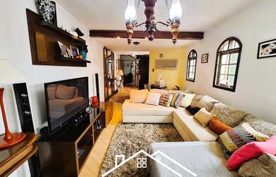 Imagem: A casa possui 3 Dormitórios, 1 Suíte, 4 Banheiros, 2 Vagas