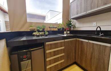 Imagem: A casa em condomínio possui 3 Dormitórios, 3 Suítes, 4 Banheiros