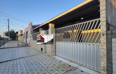 Imagem: A casa possui 3 Dormitórios, 1 Banheiro, 2 Vagas na garagem