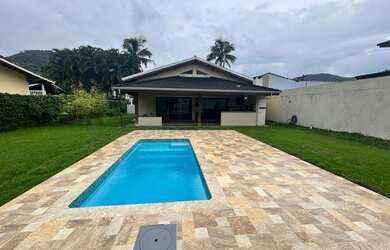 Imagem: A casa possui 4 Dormitórios, 1 Suíte, 4 Banheiros, 4 Vagas